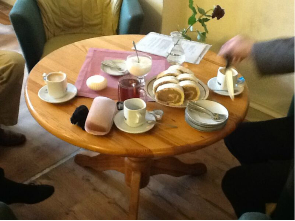 Herbata i ciasto. Przelew jako dzieło sztuki.